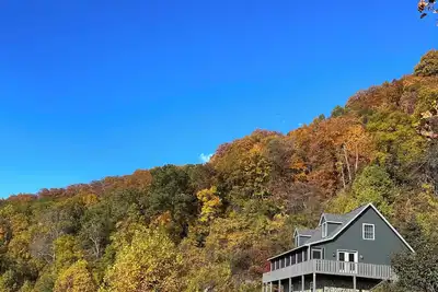 Image de Secluded Cabin with Long Range Views just off Blue Ridge Parkway in Fancy Gap Va