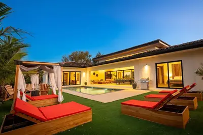 Image de Modern beach resort villa, white sand beach 2 mins, free airport, Bali beds \n
