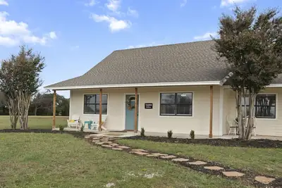 Image de Serene farmhouse on 2 acres, perfect for family gatherings or wedding stays.