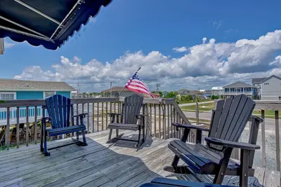 Image de Ocean views and less than a 2-minute walk to the beach!