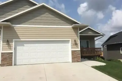 Image de Upstairs of a newer ranch style home. Owner resides in locked off basement.