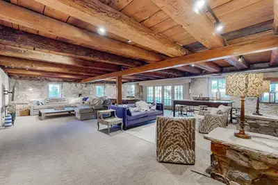 Image de Restored historic in-law home near downtown Baltimore with pool, kitchenette, Ac