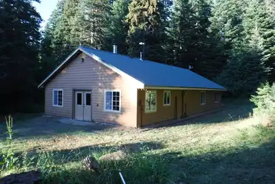 Image de Beautiful cabin, by a state highway in Tollgate Or. 4300 feet elevation.
