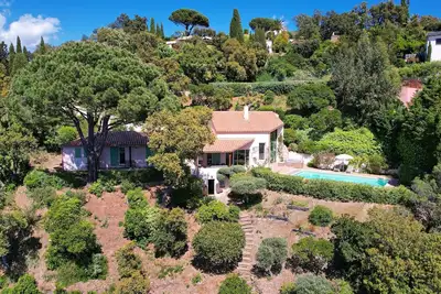 Image de Villa pour 8 personnes, vue mer et piscine sur le Domaine de Valcros Ă La Londe-Les Maures