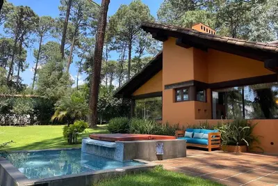 Image de El Refugio: With jacuzzi and garden in Avándaro
