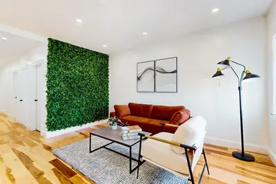 Image de Perfectly located modern home with smart TVs, high chair, patio, W\/D, & Ac