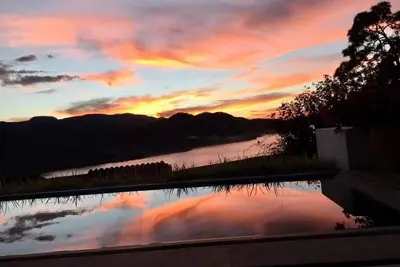 Image de Beautiful house in front of the lake