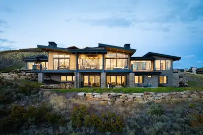 Image de Luxury home away from home with multiple outdoor spaces, 2 hot tubs, pool table, home gym, and more