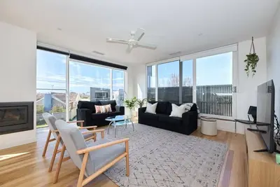 Image de Bliss by Bell - 2 minute walk to Bell street!