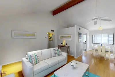 Image de Beach Rd, 300ft to Beach Access & 500ft to Siesta Key Village, 2bdr & Studio