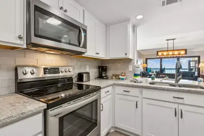 Image de Palm Trees and Ocean Views: Your Coastal Retreat