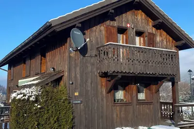 Image de Nestled between the mountains and the lake you will find this charming chalet!