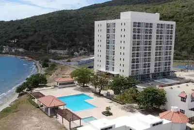 Roper'S Place. . . Bayfront apartment/Balcony view Close to Kingston/Airport\n