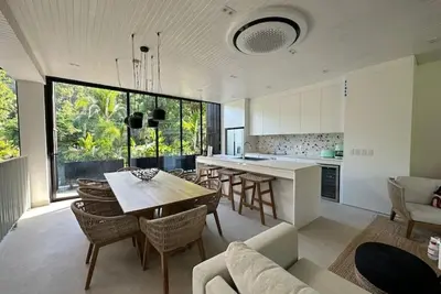 Image de 4 Schlafzimmer Luxuriöse Poolvilla auf dem Dach 3 Gehminuten vom Strand Entfernt