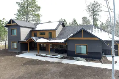 Image de Spacious Zero-Entry 3400 Sq. Ft. Lodge on 2 Acres w/ Clubhouse Access!