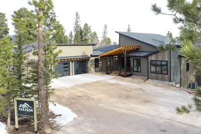 Image de One-Of-A-Kind Perfection! w/ Bathroom for All Bedrooms, Arcade games & More!