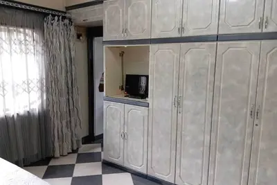 Spacious 8-bedroom lodge in welcoming Kempton Park with WiFi
