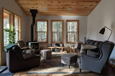 Image de Cozy Woodland Refuge (wifi \/ winterized)