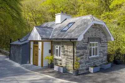 Image de Quaint Cottage with Hot Tub