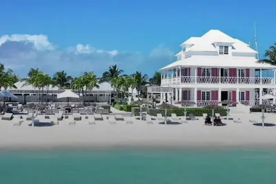 Image de Luxury townhouse in gated community steps away from the beach and pool