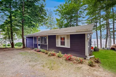 Lakefront cabin with deck, gas grill, kayaks, fireplace, & quick beach access