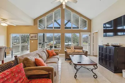 Image de Stunning Lake Home Get Away on The Water!