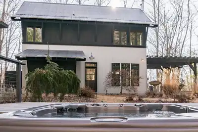 Image de Private Modern Cabin with hot tub and outdoor shower. Pet friendly!
