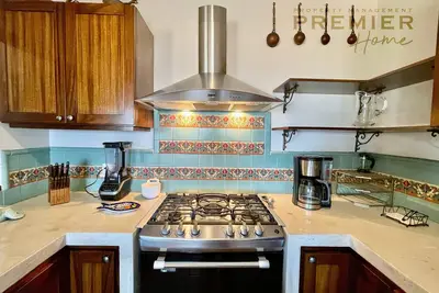 Image de Charming 3-bedroom house with golf cart and Beach Club access.