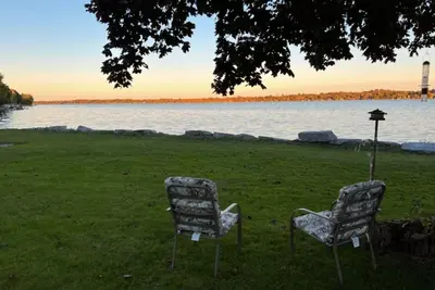 Image de Cozy Rustic Charm: Your Perfect Lakeside Cottage Getaway
