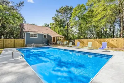 Image de Cozy Home w\/ Pool near Beaches Sleeps 8