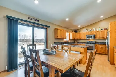 Image de Eclectic & Spacious Cadott Getaway w\/ Water View