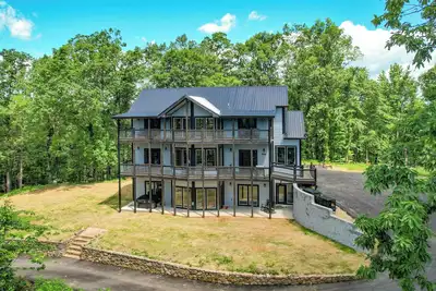 Image de New Luxury Cabin, Indoor Heated Pool, Theater Room, Hot Tub, Mountain Views