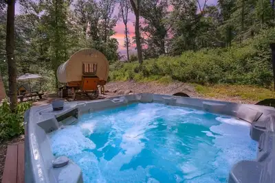 Image de Covered Wagon Camping w\/ Salt Water Hot Tub