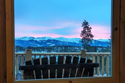 Image de New Log Home, Stunning Rocky Mtn Views, Hot Tub for 8!