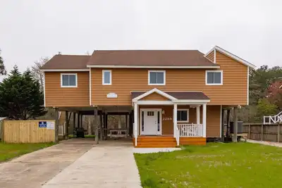Image de All New for 2024! Walk to Beach, Pool, Dog Friendly!