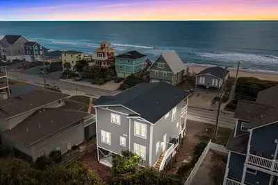 Image de Luxe 4 Bedroom Home w/ Ocean views & Quick Private Beach Access in Surf City!