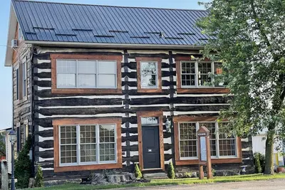 Image de Historic 200 year old 3-bedroom log house with WiFi and Ac in charming Winesburg
