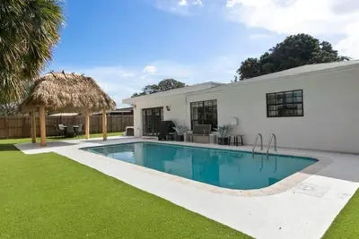 Image de Outdoor Oasis Heated Pool, Hot Tub, Fire Pit, Tiki, Games