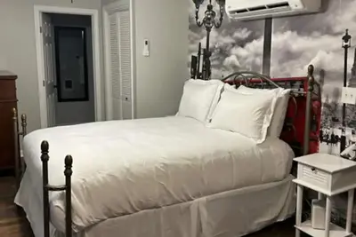 Image de All New Studio apartment in center of town