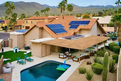 Image de 3Primary Bedrms! $100k+Resort Yard: HeatedPool+HotTub, Bbq, FirePit, Gym, Ev Charger