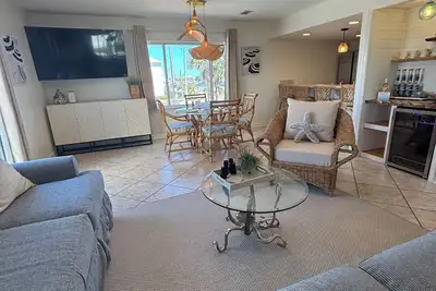 Image de Oceanfront-Private Beach-3 minute walk to Flora-Bama-Townhouse-6 Unit Building