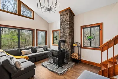 Image de Family friendly private escape w\/ hot tub, game room & fireplace in the Poconos