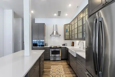 Image de Adorable Abbey Villa condo. Walk to Beach, Lake Geneva, Restaurants, & Pool.