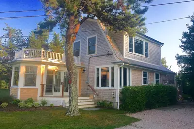 Image de Newly Renovated Waterfront 3 bdrm, 3 bath home on the Shining Sea Bike Path.