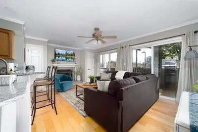 Image de Quaint and Cozy Lake Norman Condo Lakefront Walkable Dogs Ok