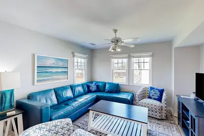 Dog-friendly townhouse with pool, playground, basketball, beach access, deck, Ac