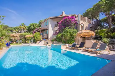 Image de Villa « À 200m de la plage » avec vue sur mer, Wi-Fi et climatisation
