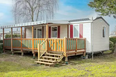 Image de Mobilhome 'Mobilhome Camping Bois Masson' avec piscine partagée et terrasse privée