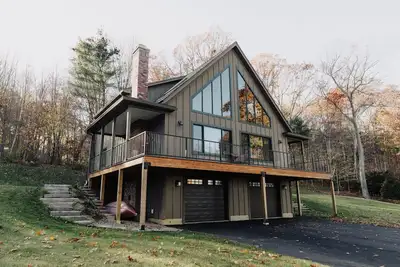Image de Hillside Hideaway: full family home, 250 ft from the lake shore. Dog friendly!
