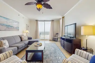 Image de Gulf-front snowbird-friendly condo with pools, tennis, hot tub, balcony, gym, Ac
